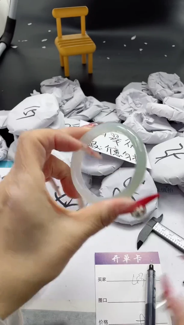 【闪购商品】石英质玉手镯未镶嵌432