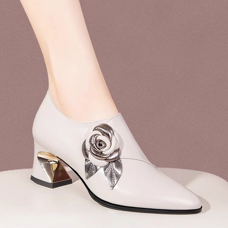 洋气真软皮深口中跟单鞋女粗跟2025新款时尚花朵大码春秋季女鞋子