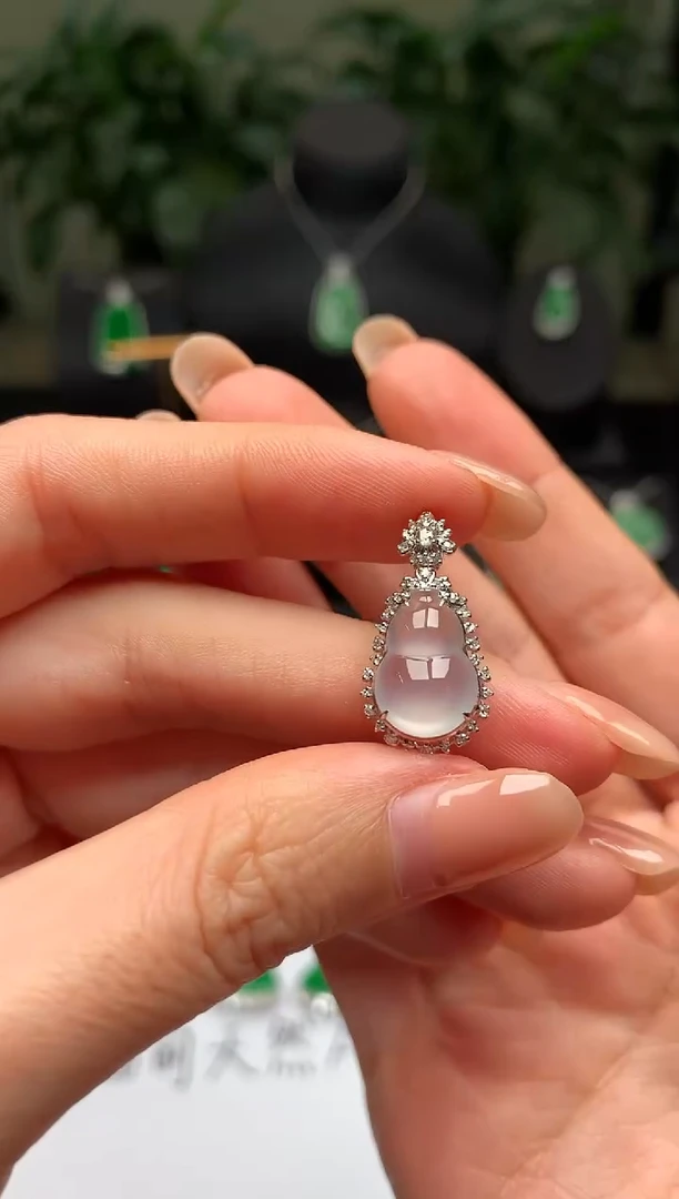 颈饰18K金镶嵌翡翠葫芦