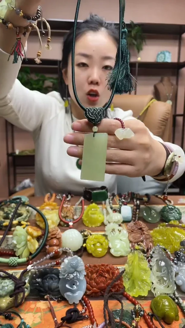 未镶嵌岫玉吊坠·