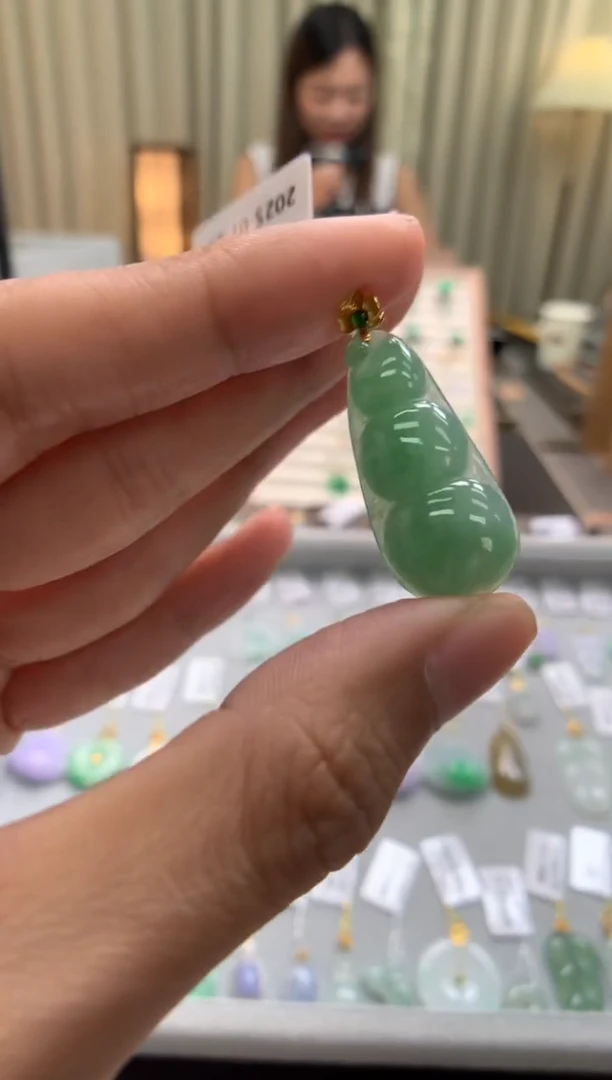 翡翠18K金镶嵌颈饰福豆