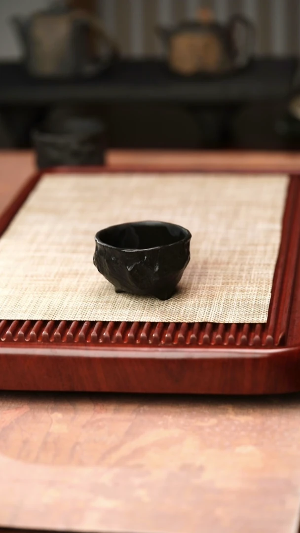 归玉堂冰碛岩重工雕刻手凿三足杯
