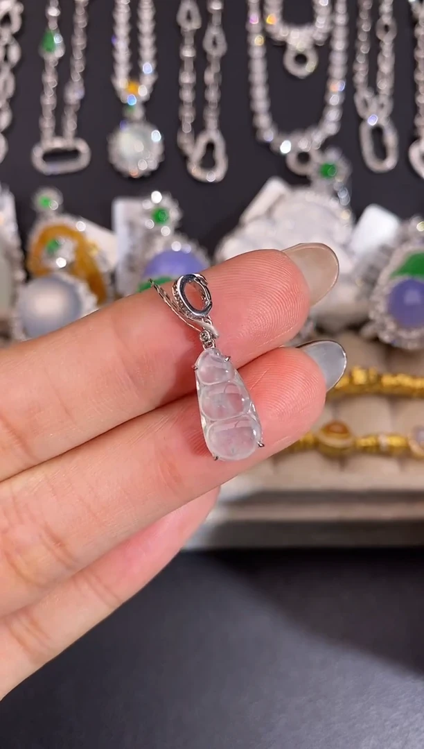 颈饰18K金镶嵌翡翠吊坠