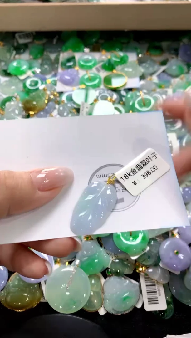 翡翠18K金镶嵌颈饰1111111111111111