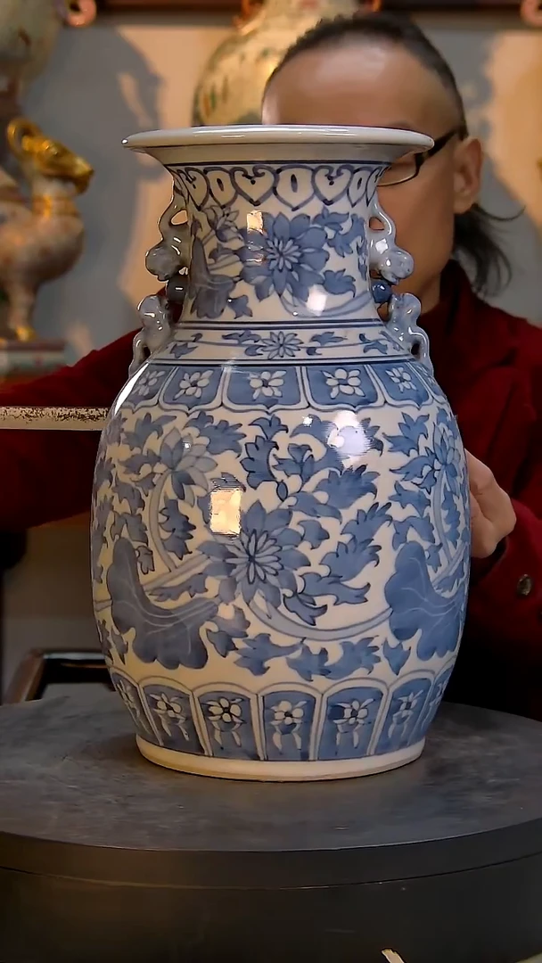 567青花缠枝纹赏瓶