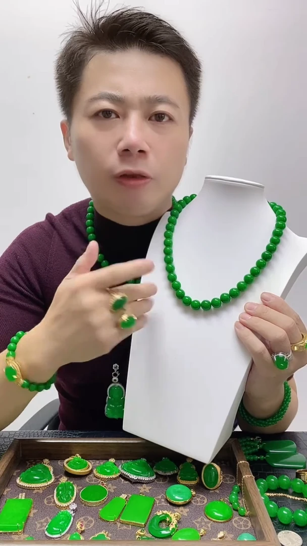 无非金属翠绿色项链