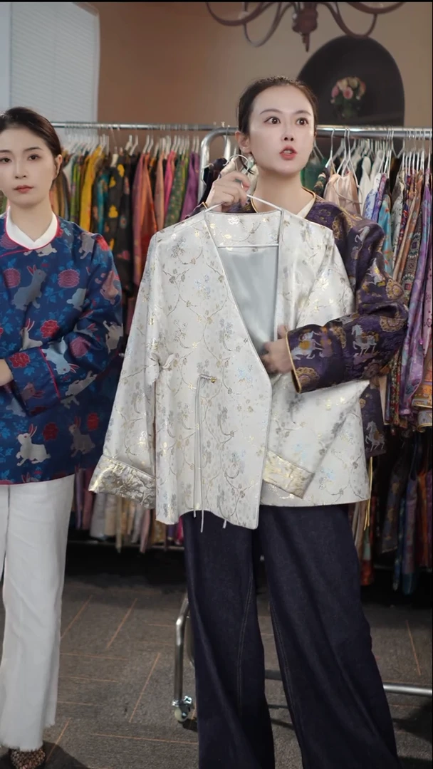 白色亮晶晶外套