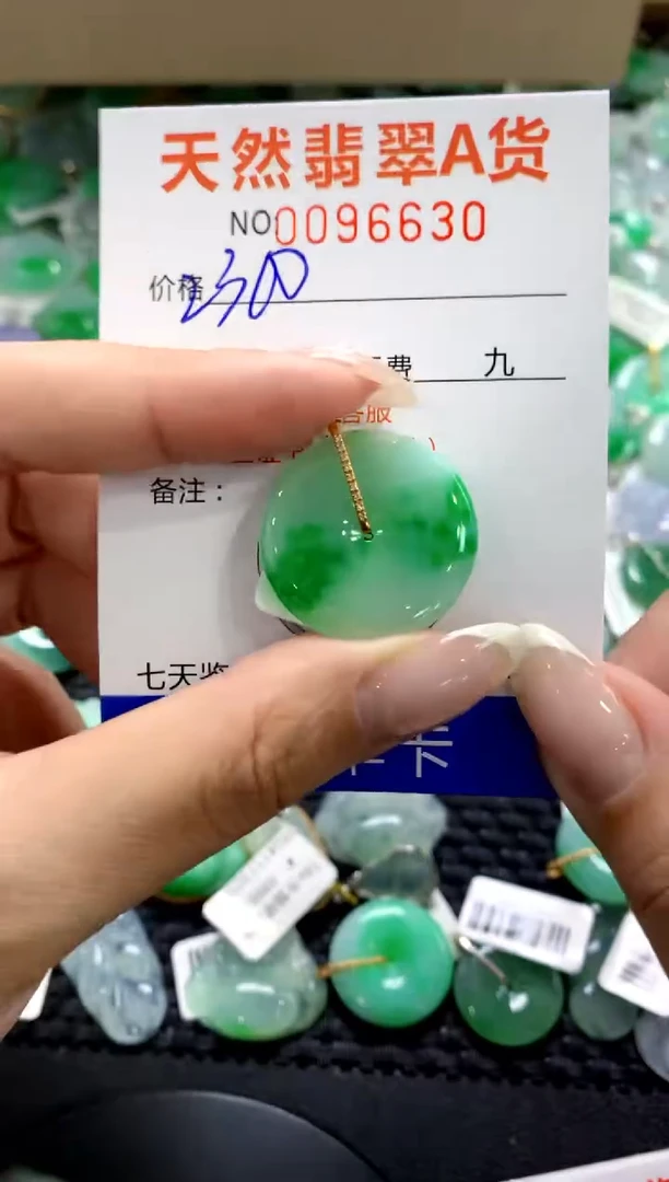 翡翠18K金镶嵌颈饰1111111111111111