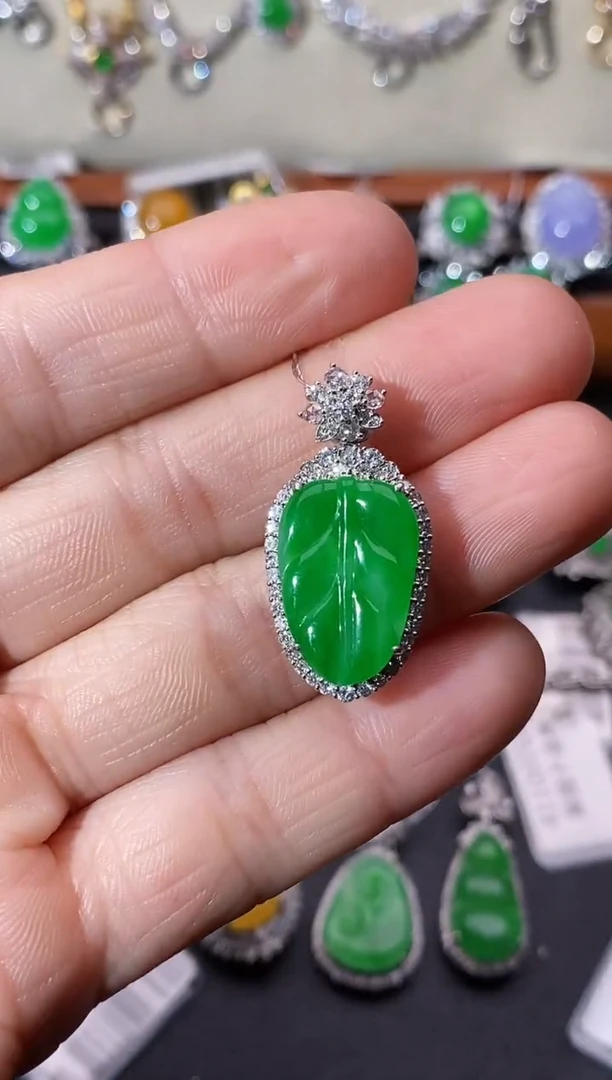 【闪购商品】翡翠吊坠(不含链)18K金镶嵌吊坠