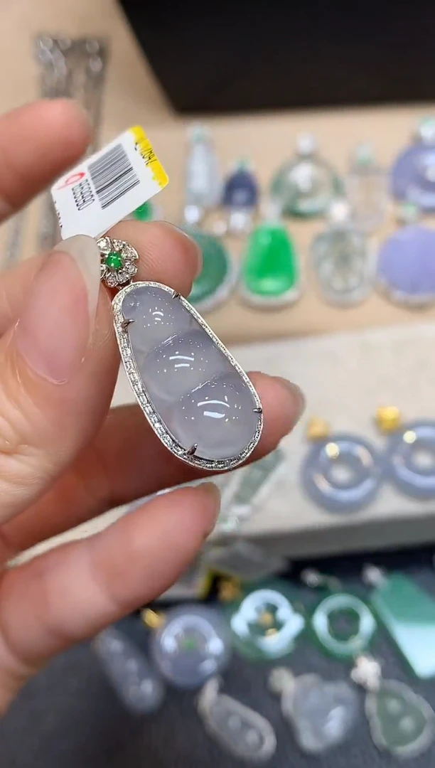 颈饰18K金镶嵌翡翠福豆【无服务费