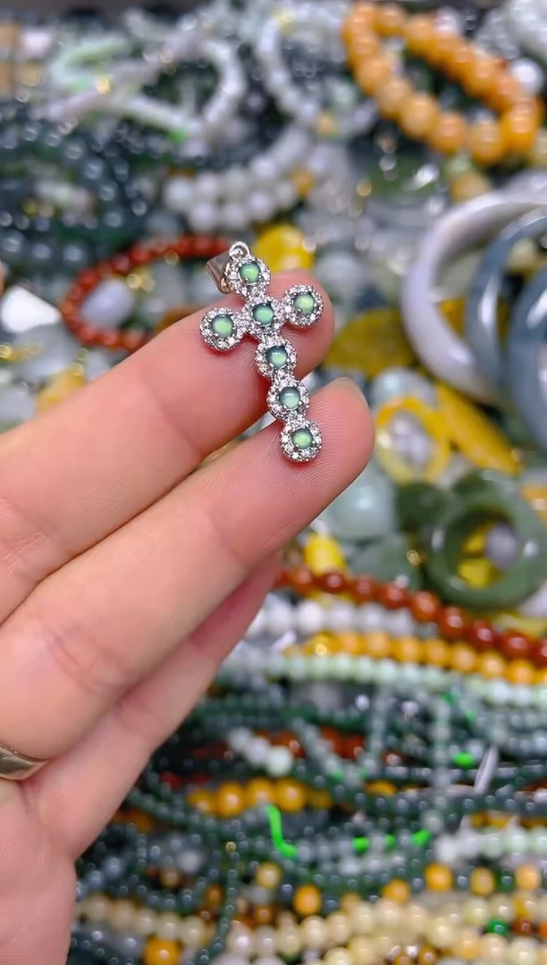 颈饰未镶嵌翡翠/ N /翡翠A货，一件也是批发价