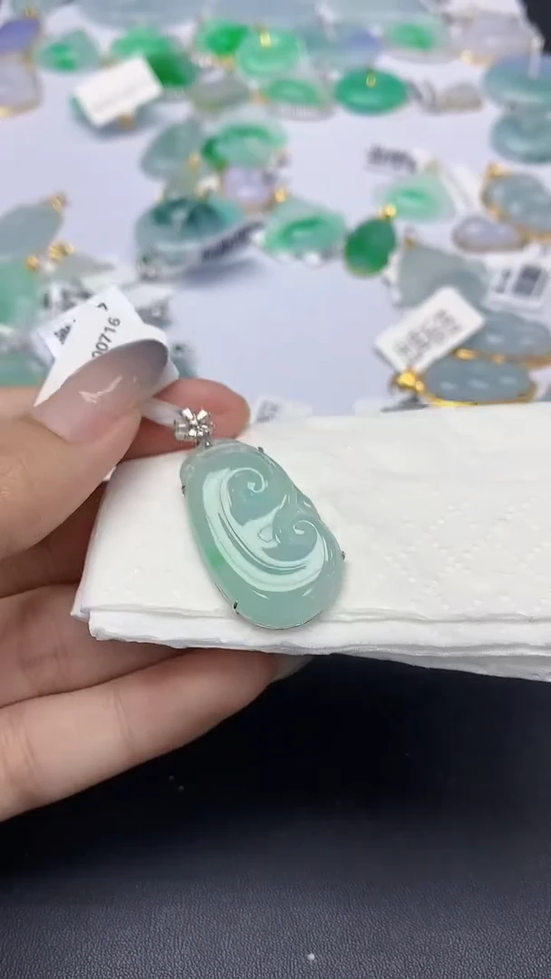 翡翠18K金镶嵌颈饰天然缅甸a货翡翠