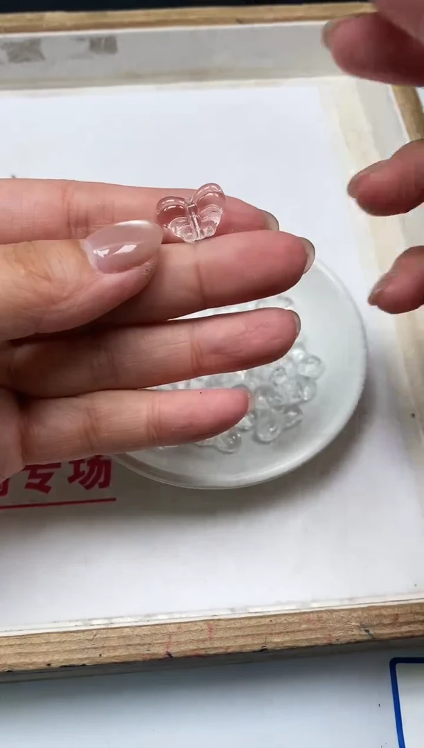 未镶嵌颈饰水晶D904 白水晶 蝴蝶2个9.9元