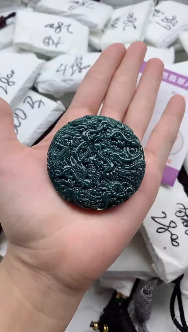 翡翠未镶嵌颈饰·
