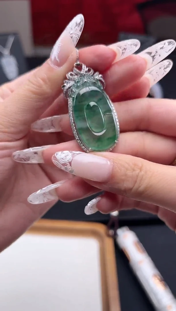 【闪购商品】翡翠颈饰18K金镶嵌吊坠