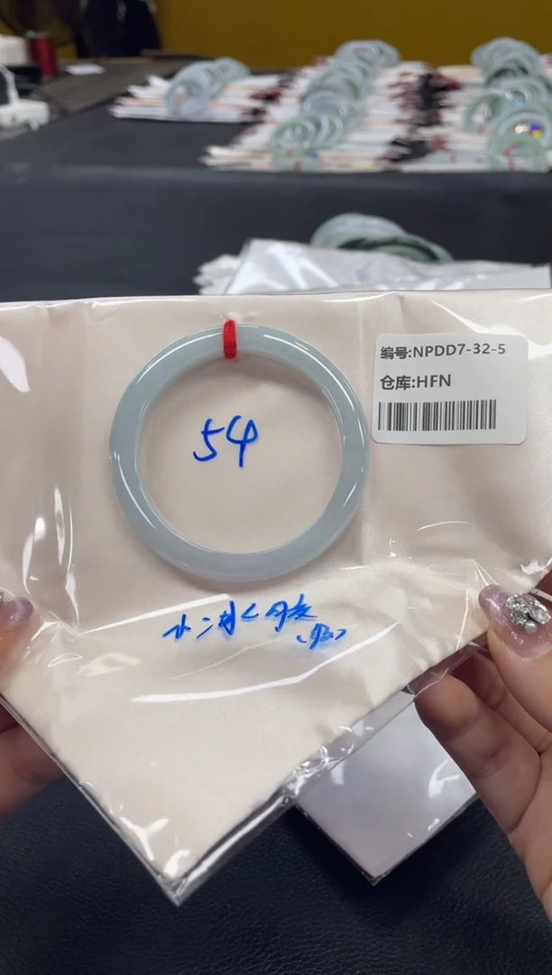 翡翠手镯未镶嵌翡翠手镯