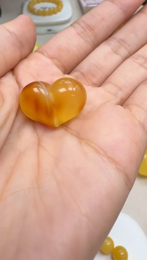 未镶嵌琥珀裸石如图