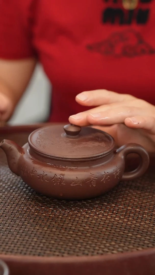 茶壶紫砂扁腹壶型 紫茄泥泥料 雕刻 240cc