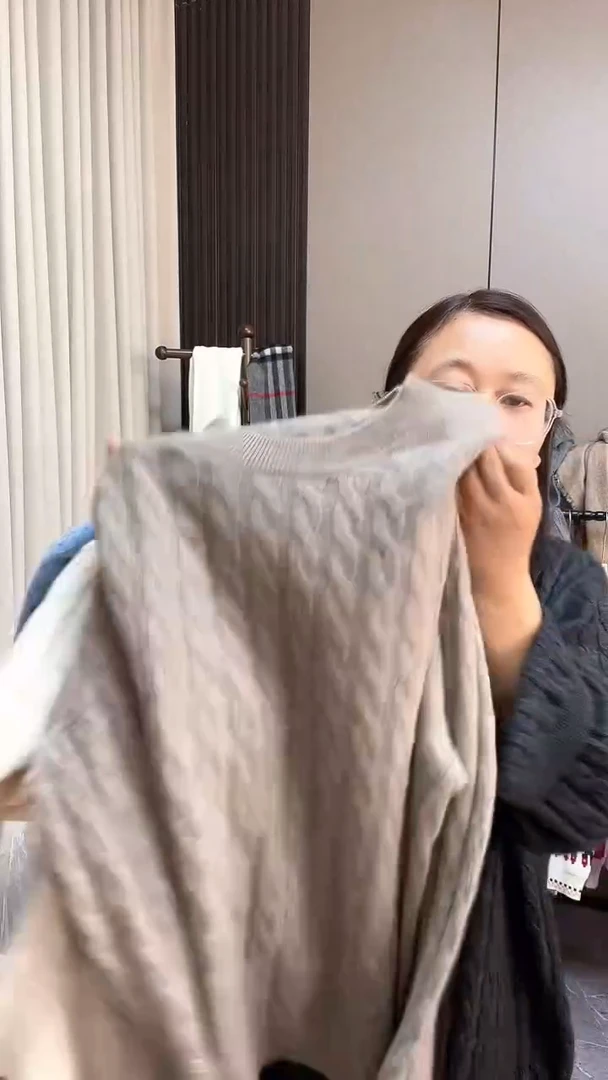 山羊绒麻花上衣驼色