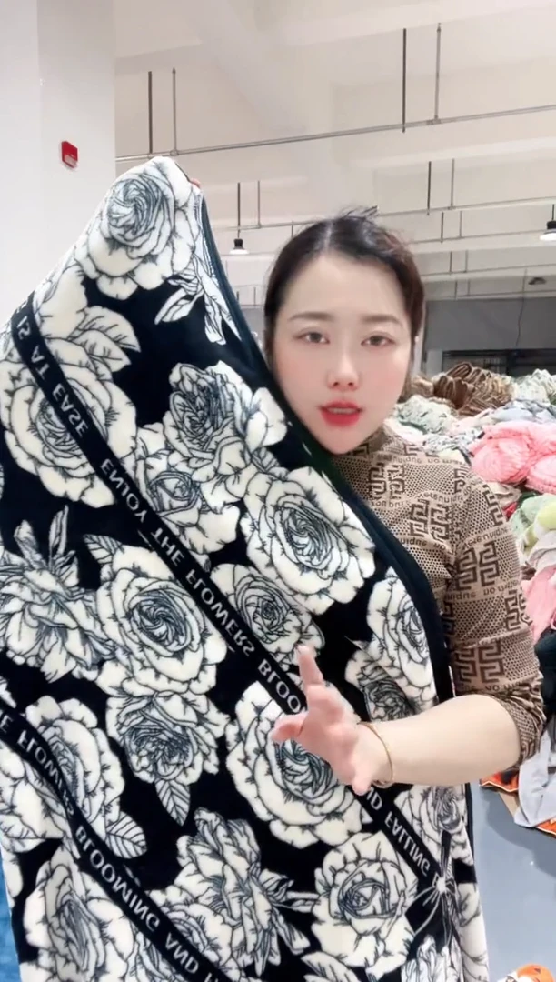 牛奶绒主播手上展示的产品 山茶花毯2x2.3米