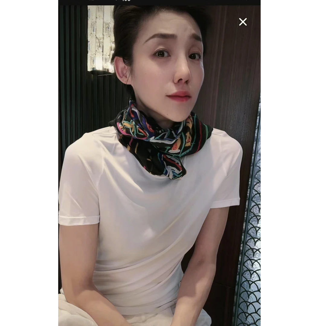 出西班牙的 方块字母休闲丝巾 WJ0096