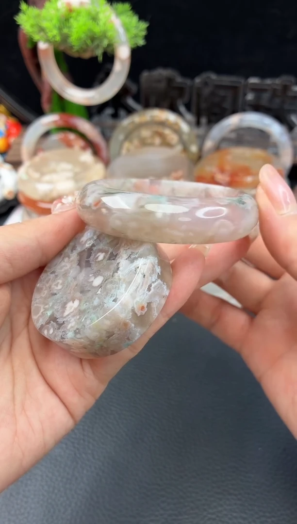 未镶嵌手镯（圆镯）石英质玉50