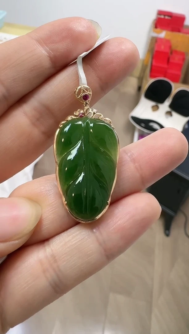 【闪购商品】和田玉w18K金镶嵌叶子吊坠