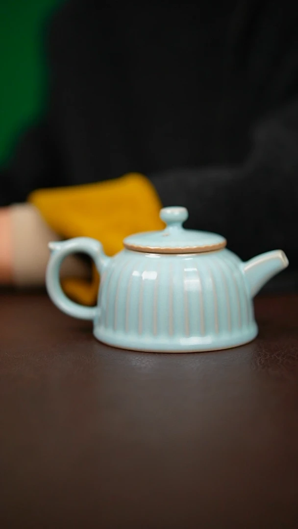 天青微瑕青莲壶简装