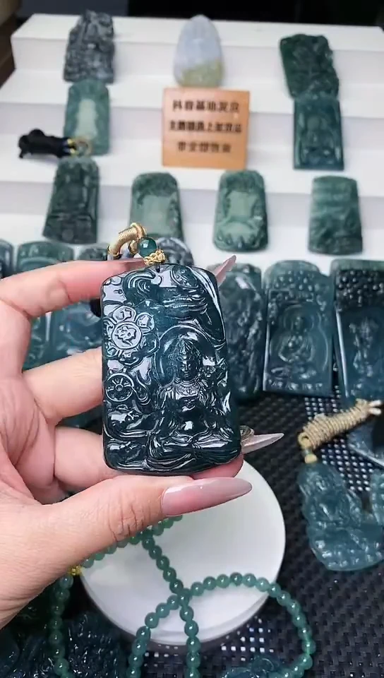 颈饰未镶嵌翡翠 1