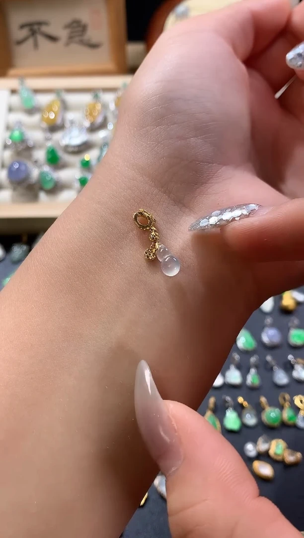 颈饰18K金镶嵌翡翠立体葫芦