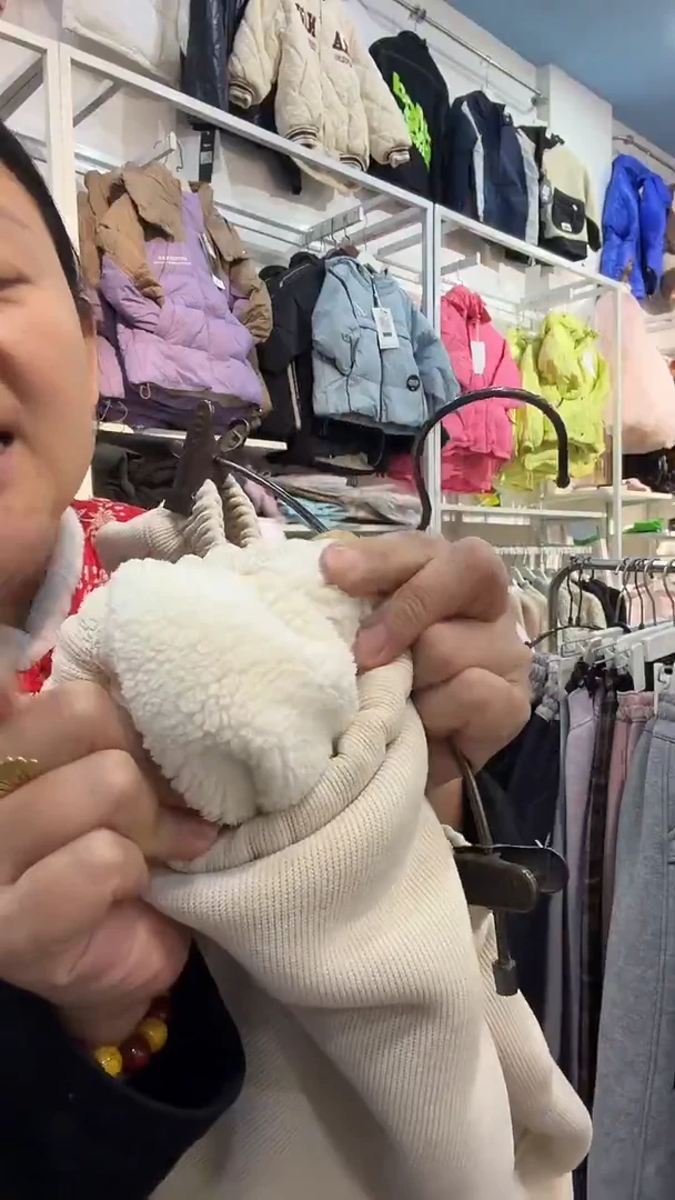 米色一体加厚羊羔绒刺绣包边80cm