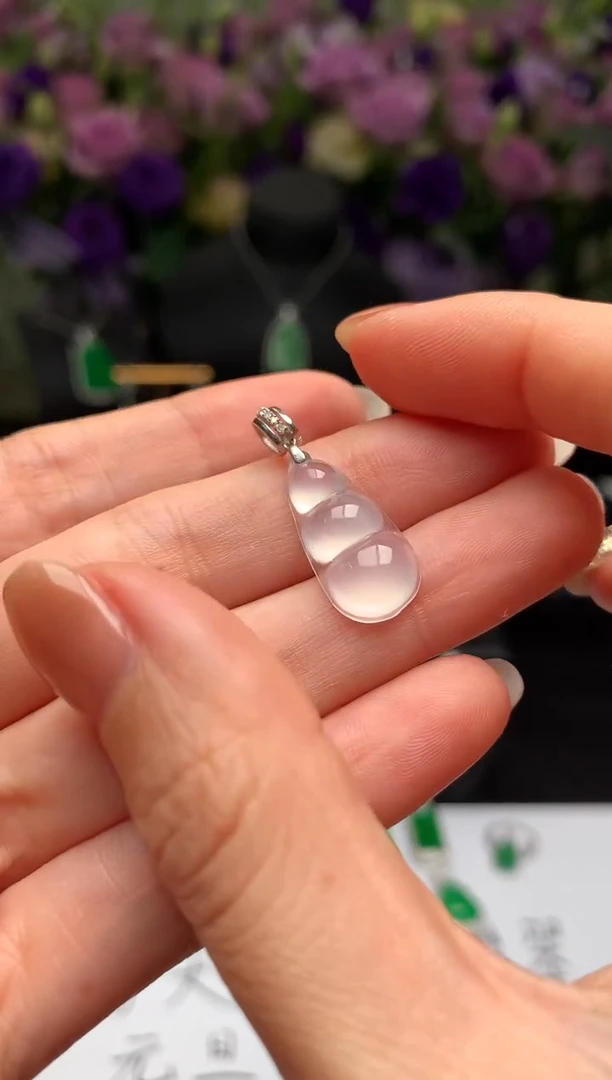 颈饰18K金镶嵌翡翠福豆