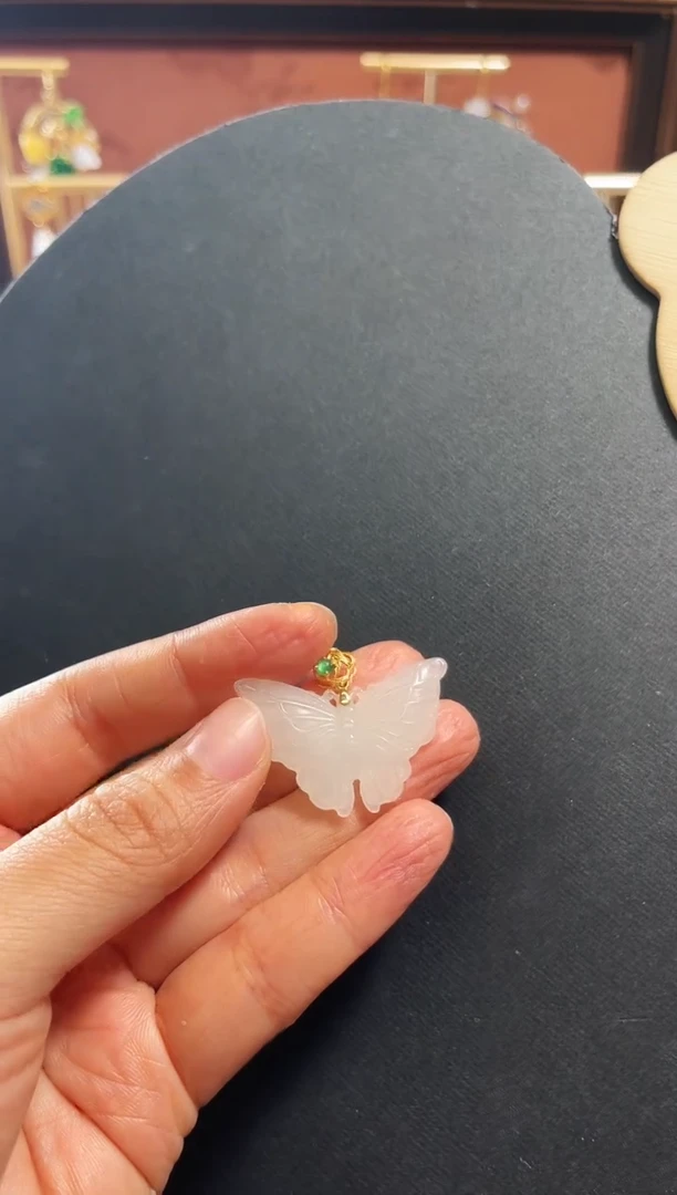 和田玉18K金镶嵌颈饰吊坠