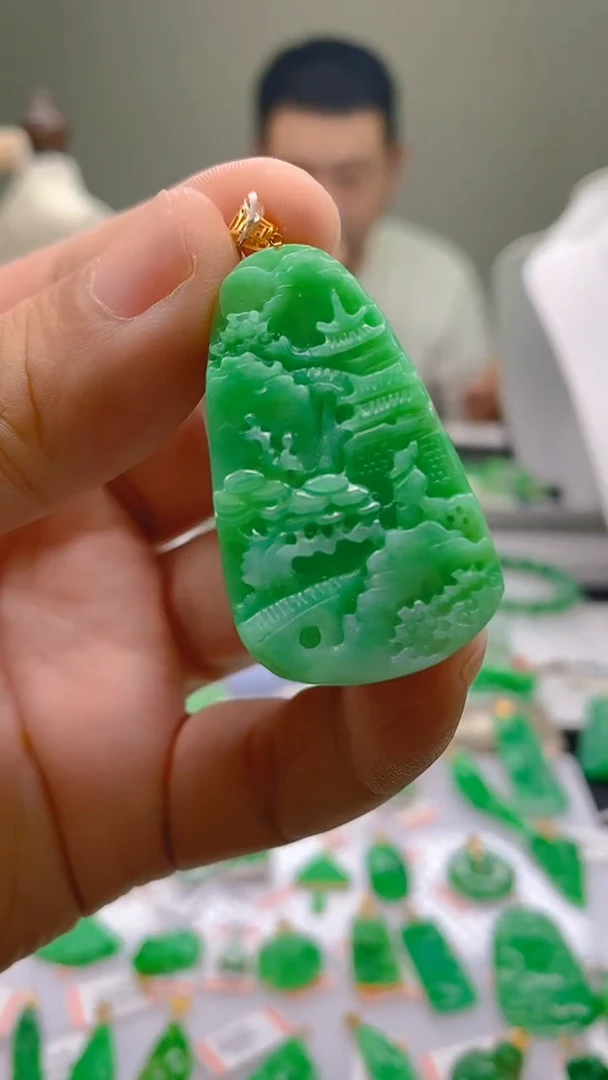 翡翠18K金镶嵌颈饰吊坠