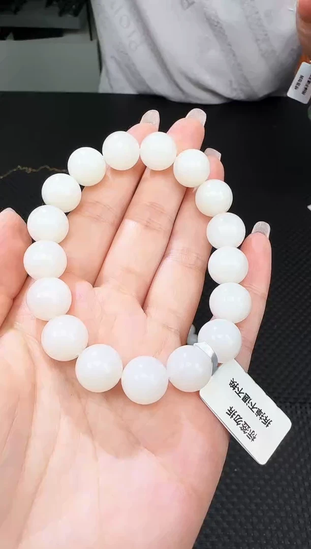 未镶嵌手串和田玉一条，约12mm，多样性发一件