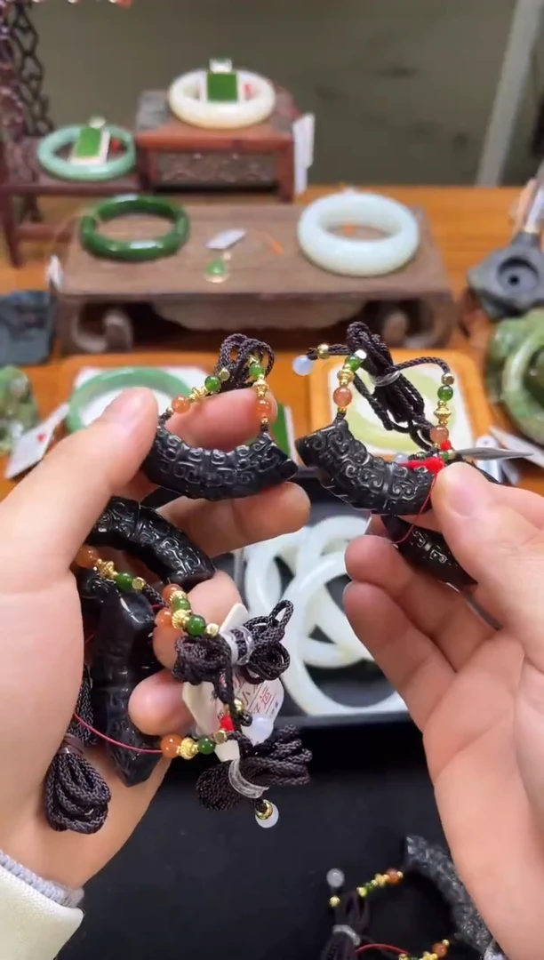 吊坠(不含链)未镶嵌和田玉若羌青花 玉璜 多样性发一