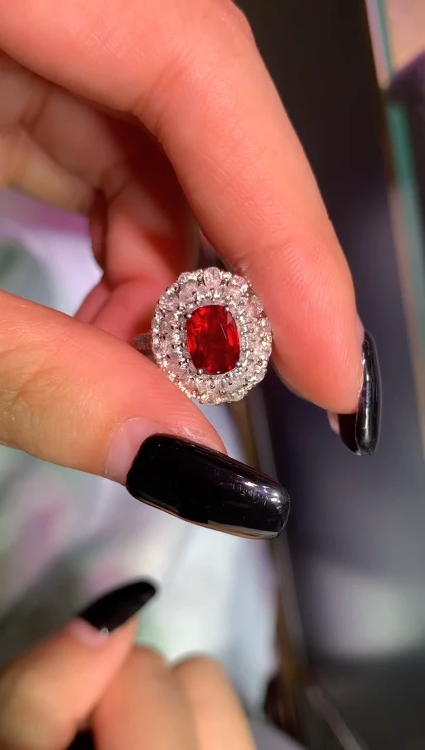 18K金镶嵌戒指红宝石2.01CT
