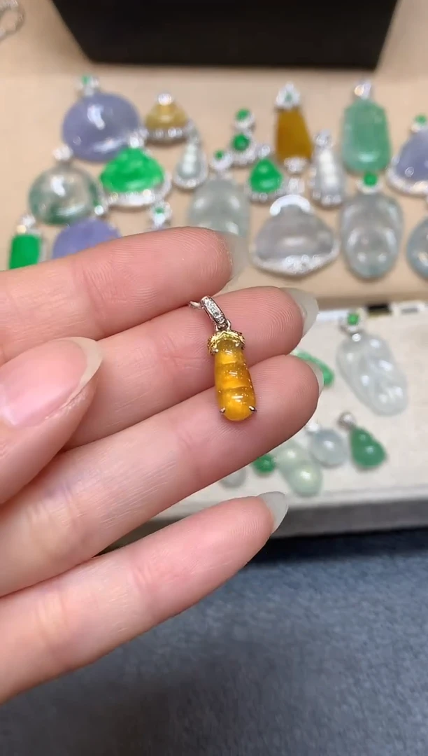 颈饰18K金镶嵌翡翠福豆【无服务费