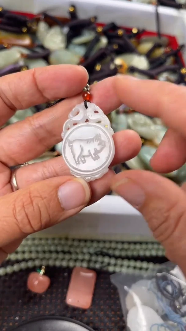 【闪购商品】和田玉颈饰未镶嵌多样性发货没有证书拍一发一有瑕