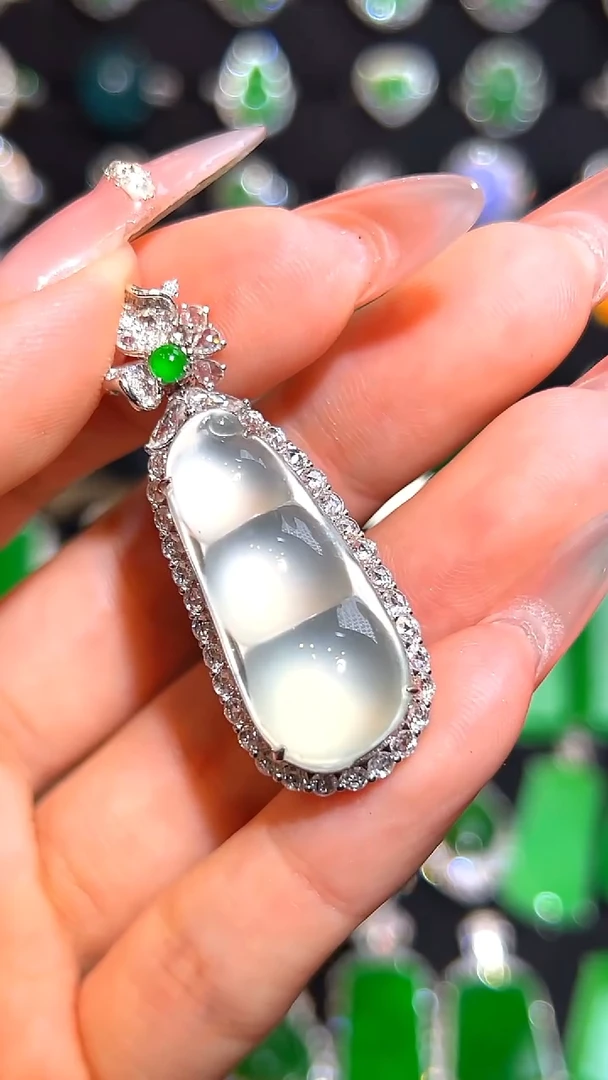 18K金镶嵌挂件翡翠吊坠