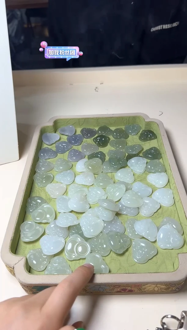 和田玉未镶嵌吊坠(不含链)约30mm薄佛公多样性发其一