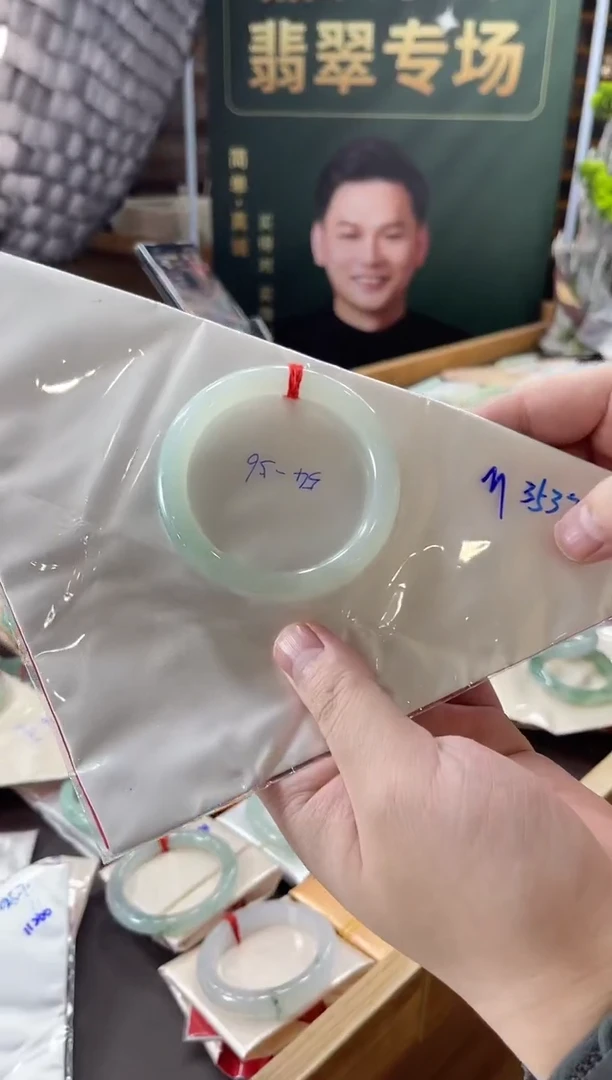 翡翠手镯未镶嵌一个圈口：54-56mm