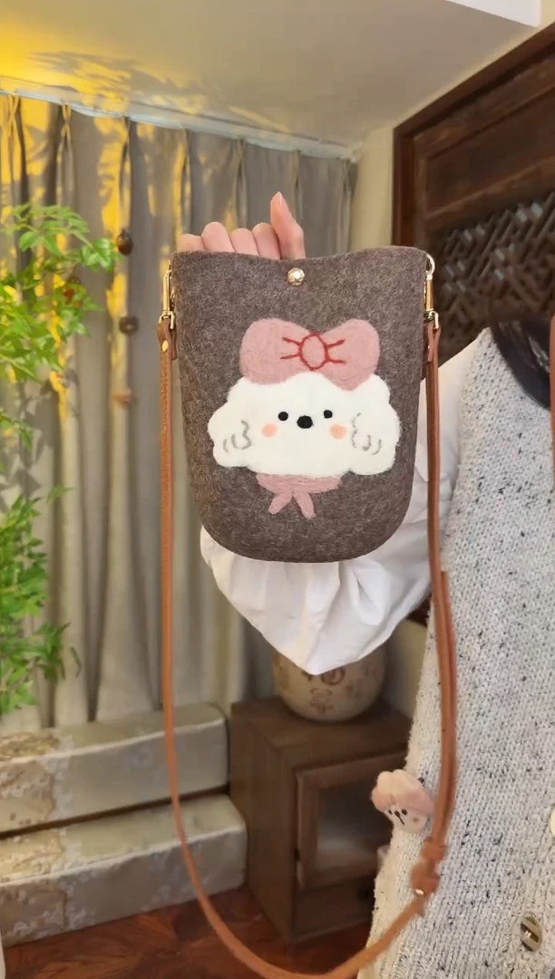 羊毛非遗羊毛毡包 手机包小狗