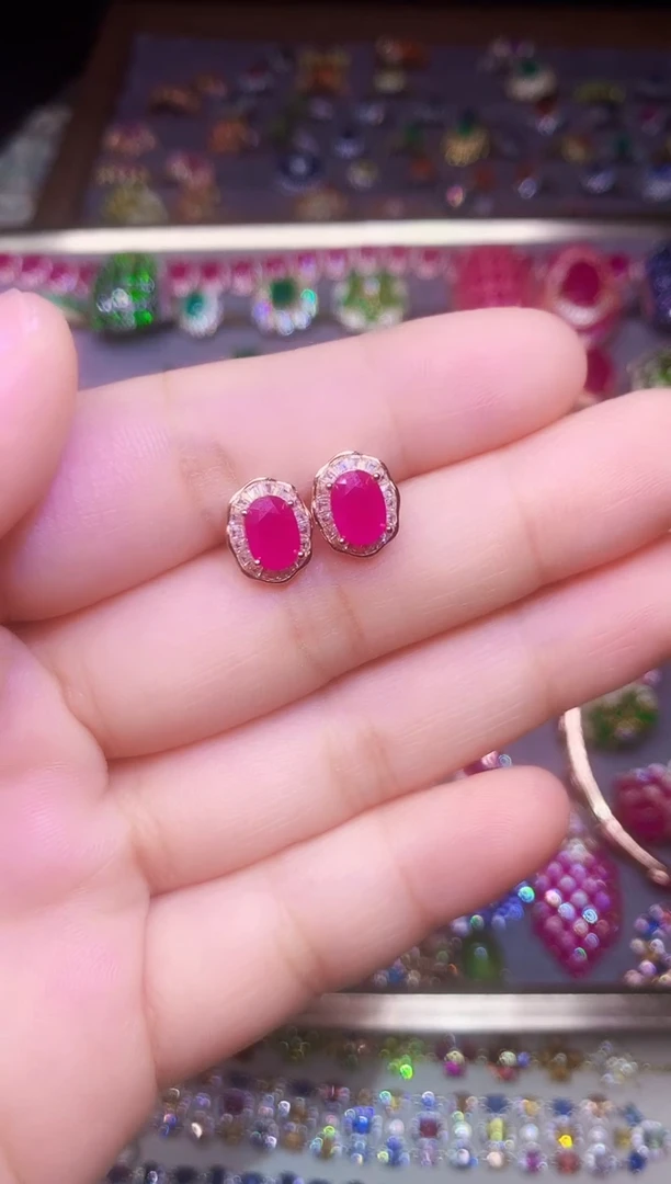 银S925镶嵌耳饰红宝石....