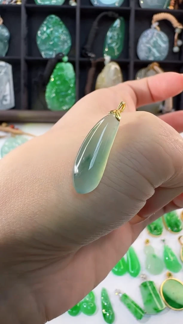 颈饰18K金镶嵌翡翠缅甸A货翡翠