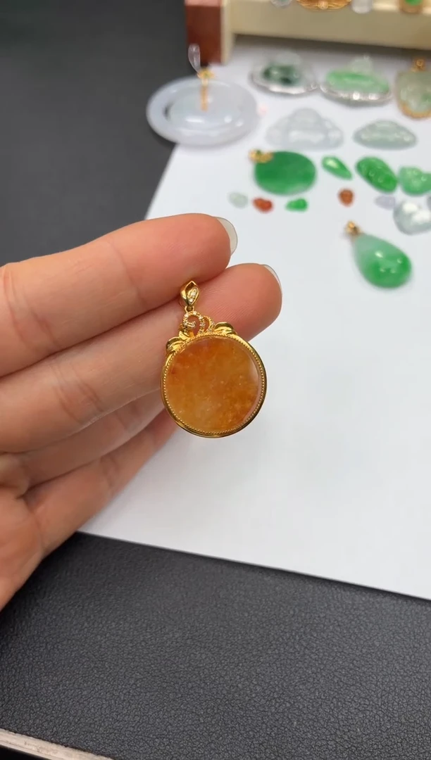 颈饰18K金镶嵌翡翠天然翡翠A货