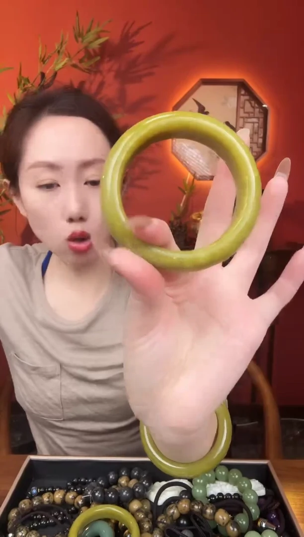 未镶嵌蛇纹石玉手镯岫玉黄金玉 手镯