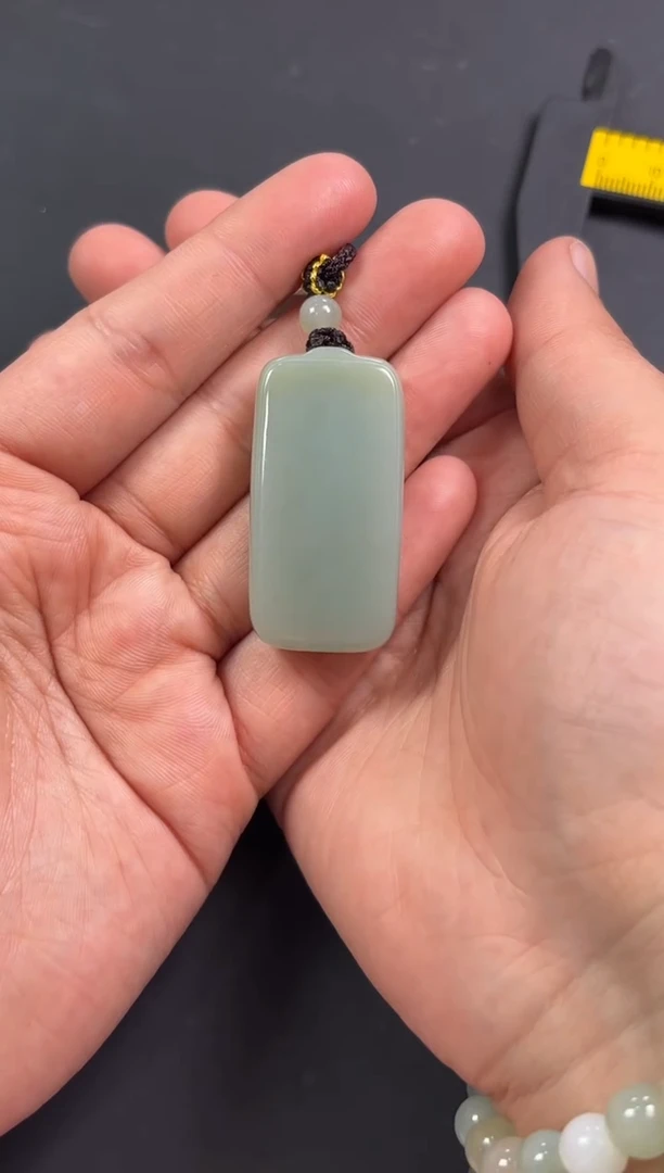 【闪购商品】和田玉吊坠(赠链)未镶嵌且末微色差近矿