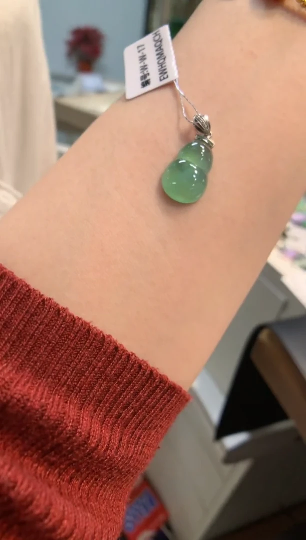 颈饰18K金镶嵌翡翠葫芦