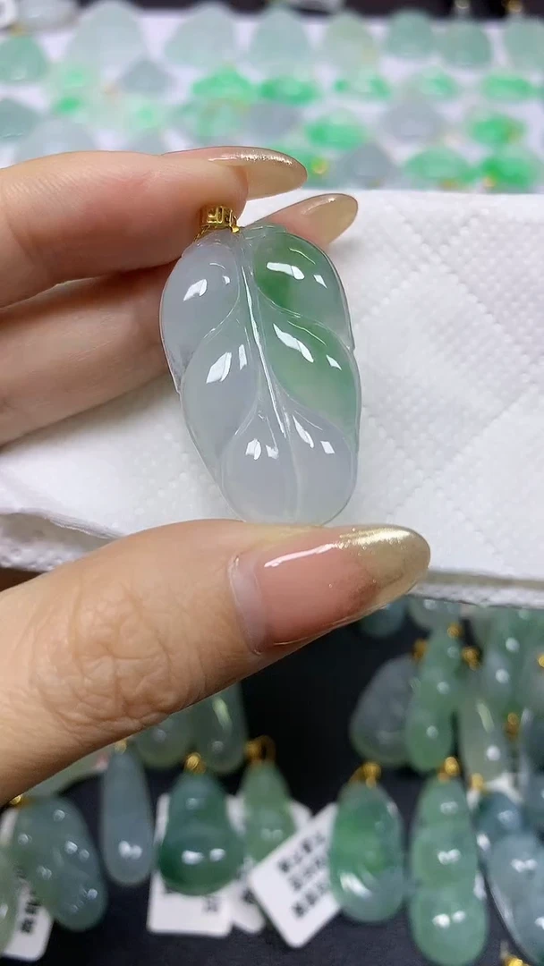 颈饰18K金镶嵌翡翠A货